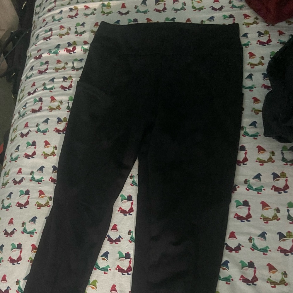 black leggings with pockets on sides